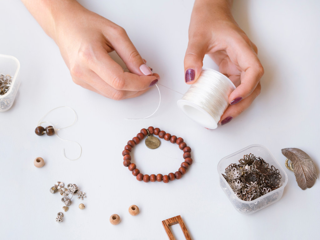 Biżuteria z koralików? Podpowiadamy, od czego zacząć!