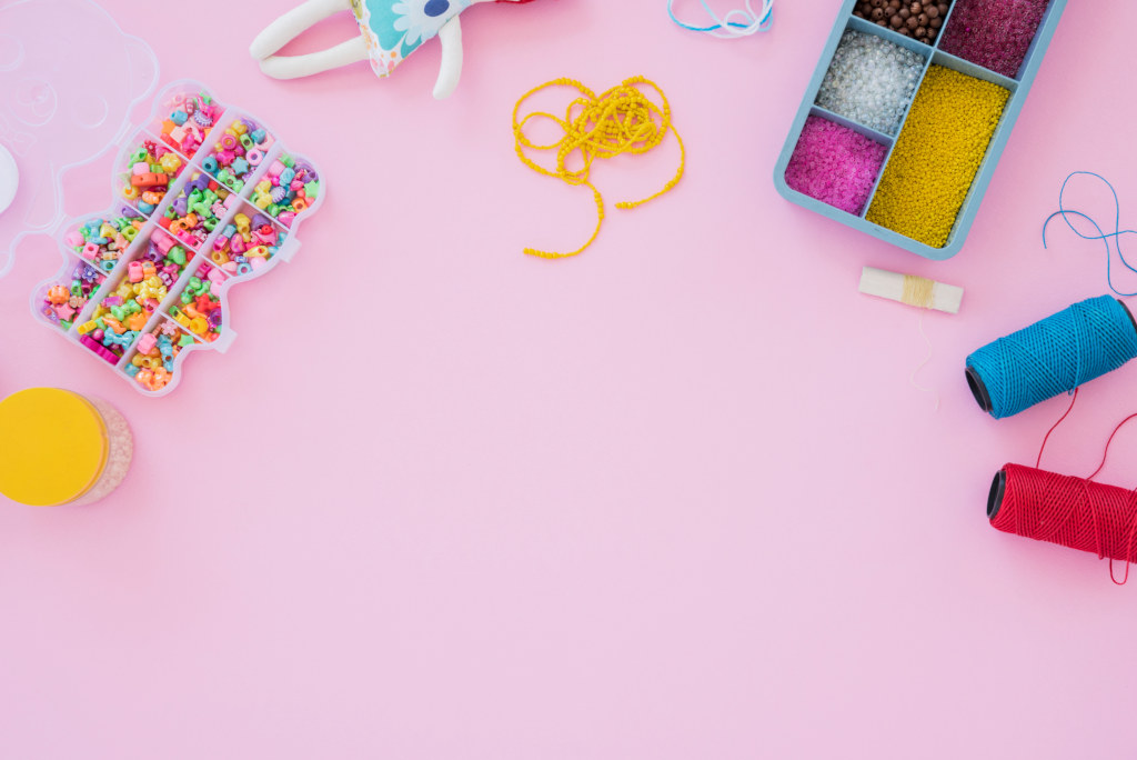 Własnoręczne wykonanie bransoletki – od czego zacząć? Bransoletka z koralików krok po kroku