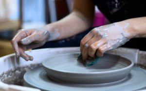 Chroń swoje książki: Jak tworzyć piękne zakładki handmade?