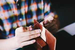 Moda na handmade: Jak tworzyć ubrania od podstaw?