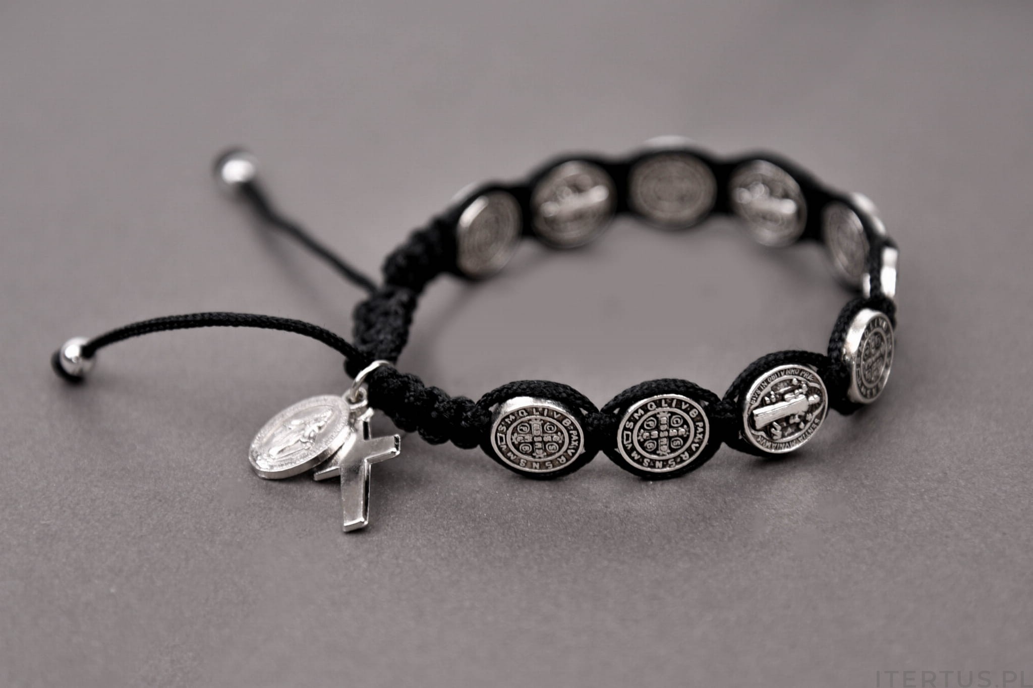 Jak wybrać modną biżuterię chrześcijańską, która wspiera wiarę i modlitwę?